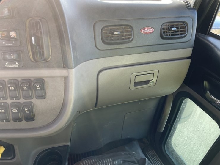2020-peterbilt-389-image-45