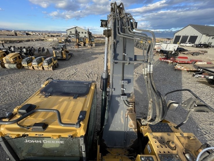 deere-245g-lc-image-36