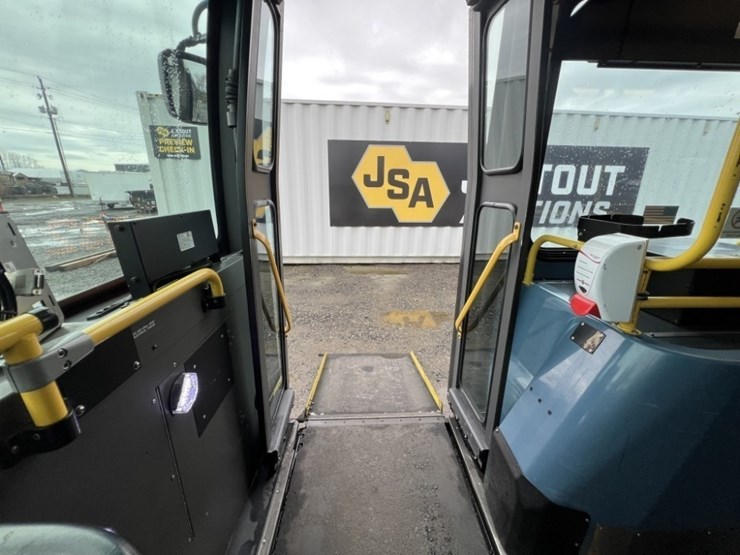 2008-new-flyer-40'-transit-bus-image-38