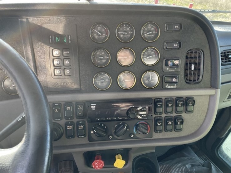 2020-peterbilt-389-image-40