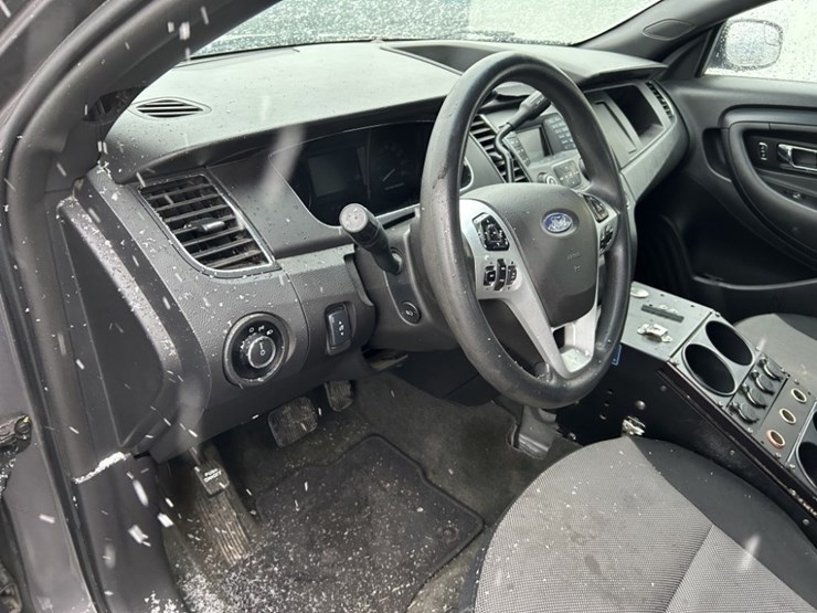 2014-ford-taurus-sedan-image-21