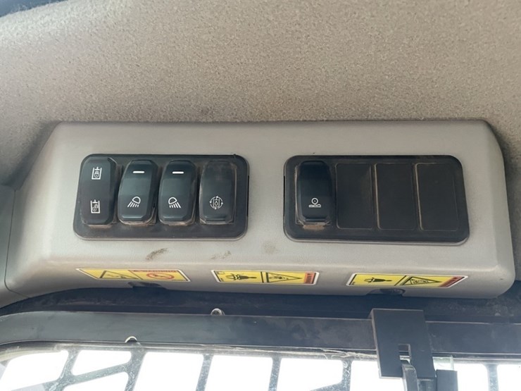 2020-caterpillar-262d3-image-24