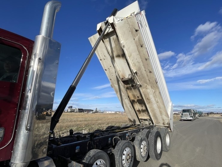 2020-peterbilt-389-image-35