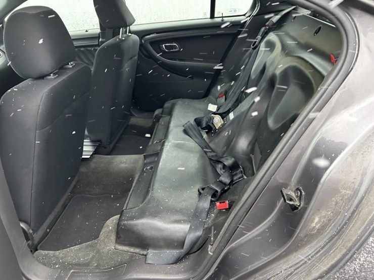 2014-ford-taurus-sedan-image-23