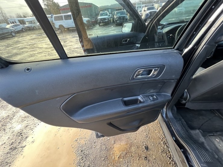 2016-ford-explorer-image-21