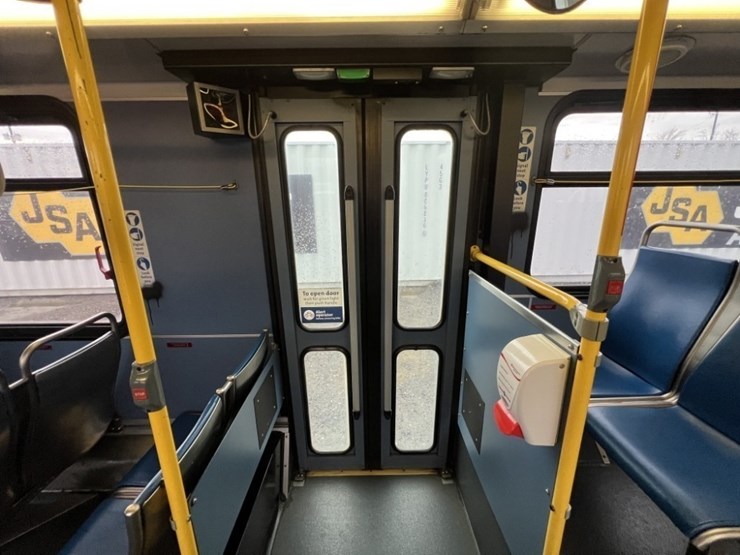 2008-new-flyer-40'-transit-bus-image-26