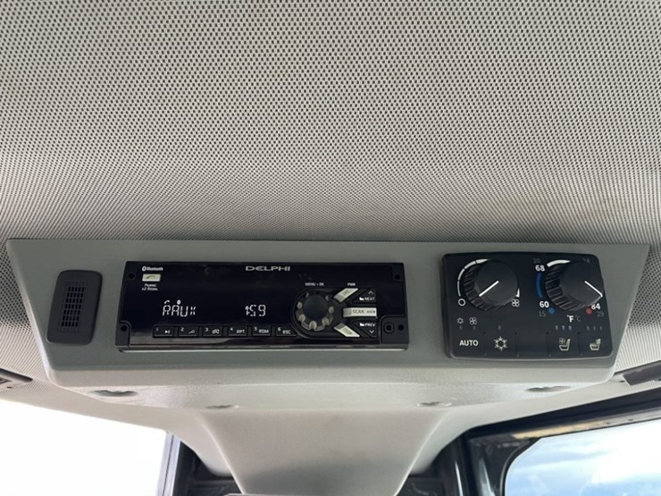 2022-deere-750l-image-41