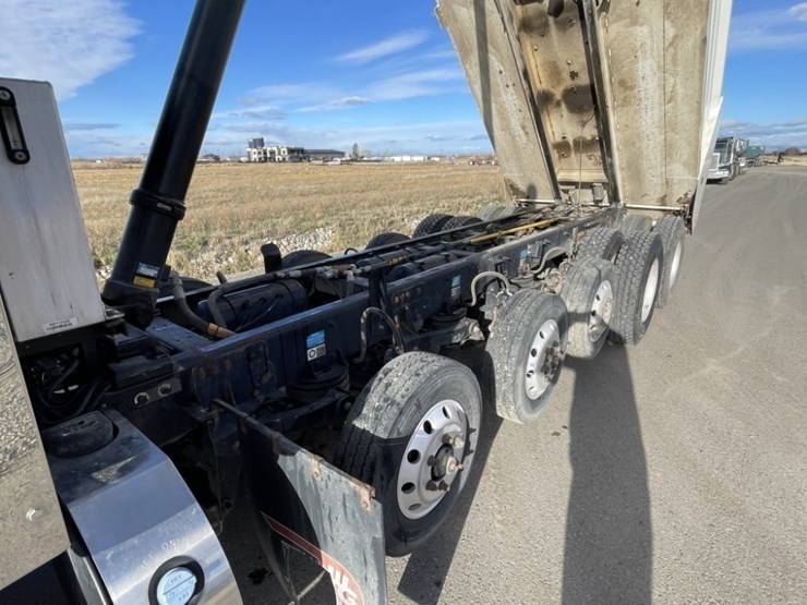 2020-peterbilt-389-image-36