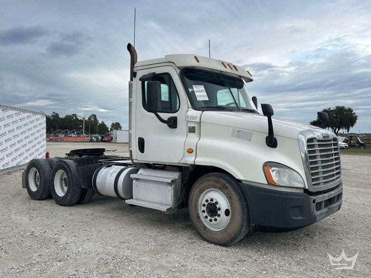 2015-freightliner-cascadia-125-image-2