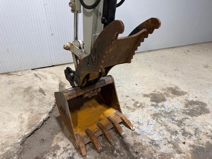 2017-takeuchi-tb240-image-9