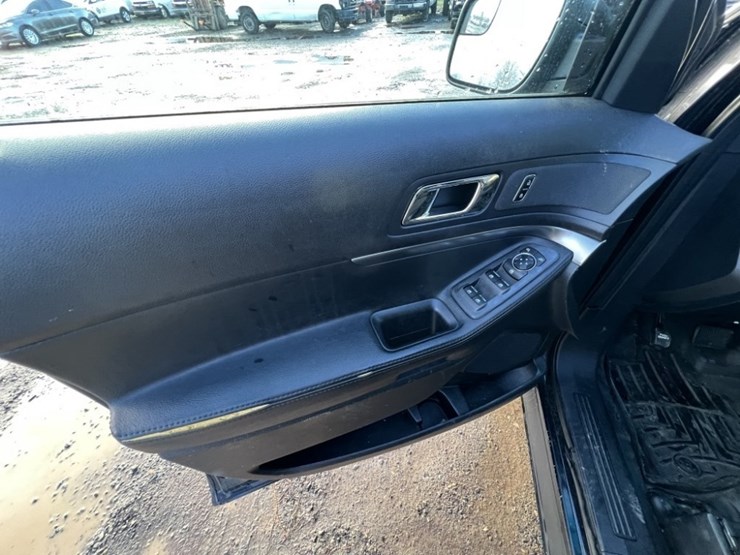 2016-ford-explorer-image-23