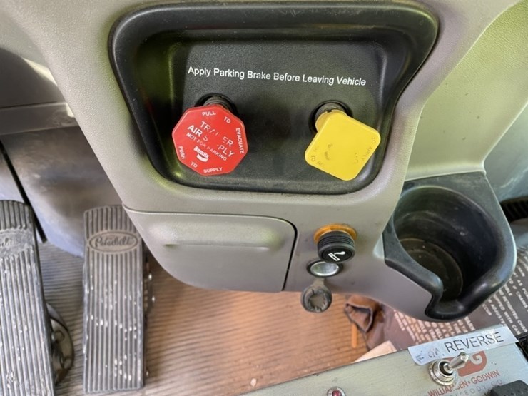 2020-peterbilt-389-image-42