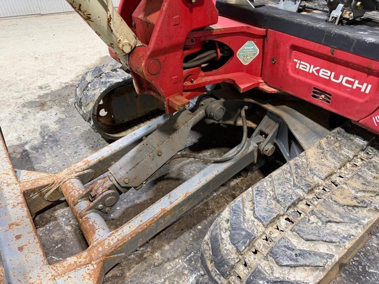 2017-takeuchi-tb240-image-13