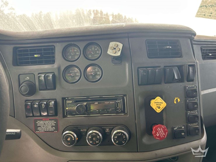 2015-peterbilt-579-image-14