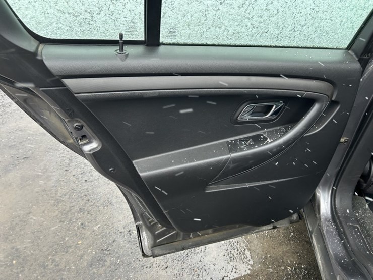 2014-ford-taurus-sedan-image-26