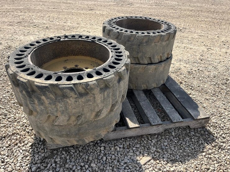 10-16.5-solid-skid-steer-tires-image-1