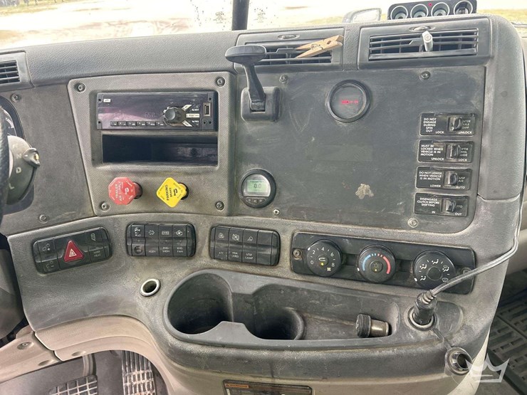 2015-freightliner-cascadia-125-image-21