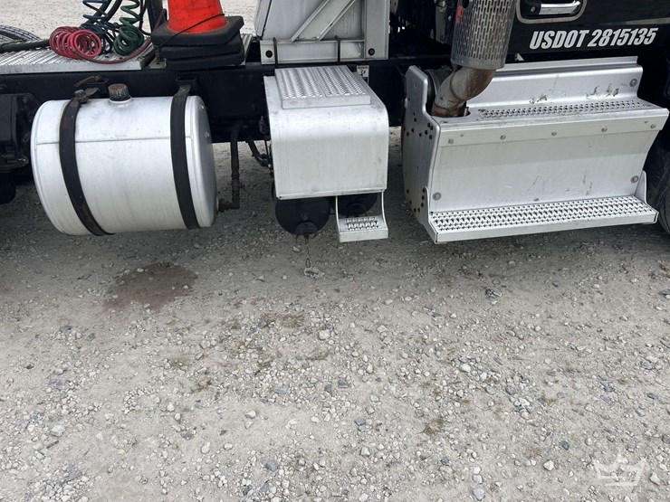 2015-peterbilt-579-image-19