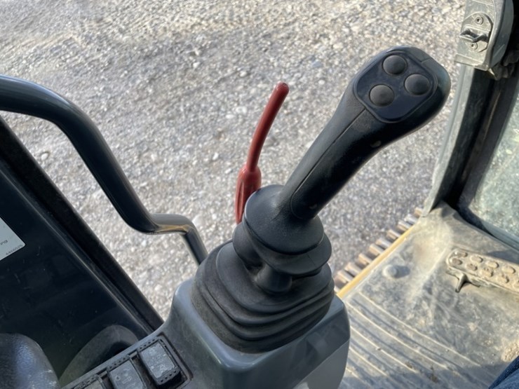 deere-245g-lc-image-40