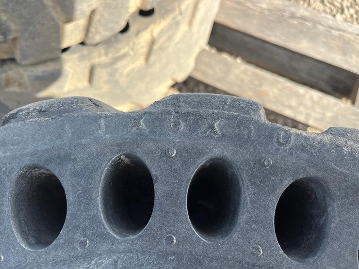 10-16.5-solid-skid-steer-tires-image-7