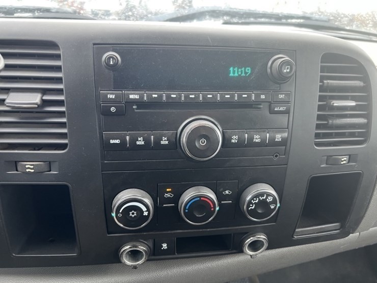 2011-chevrolet-silverado-2500-image-31