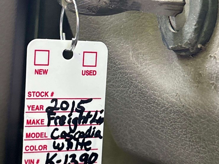 2015-freightliner-cascadia-125-image-40