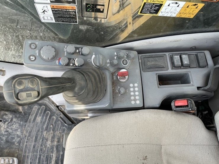 deere-245g-lc-image-38