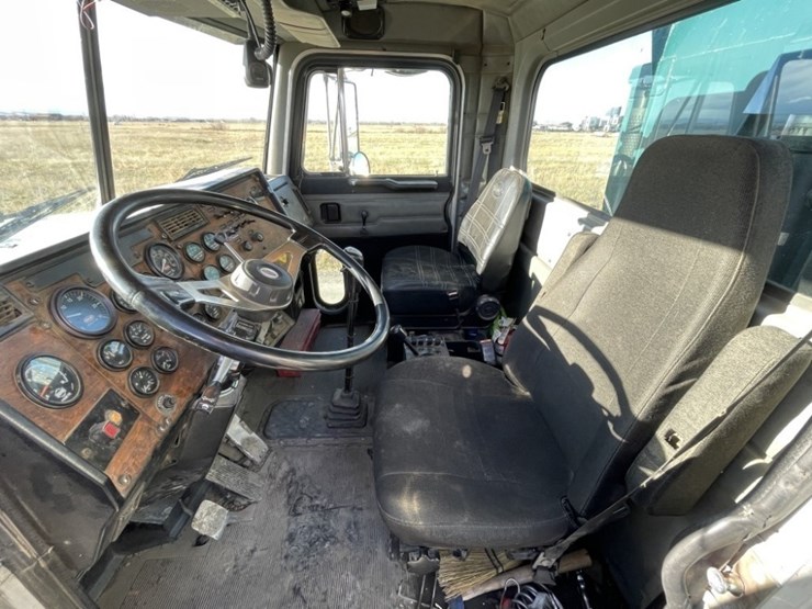 1998-peterbilt-379-image-32