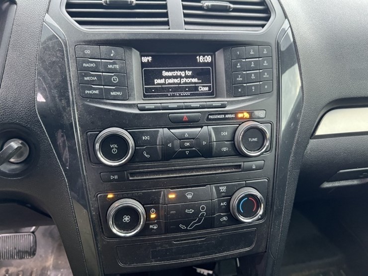 2017-ford-explorer-image-26