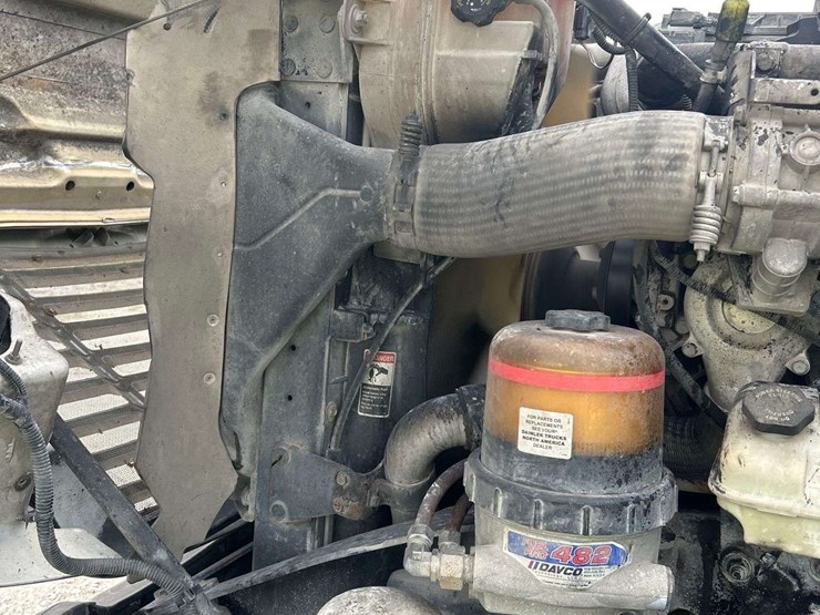 2015-freightliner-cascadia-125-image-11