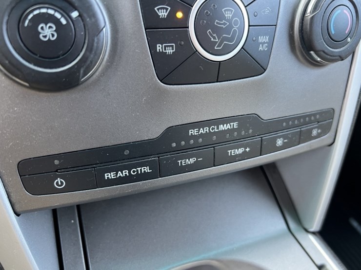 2014-ford-explorer-image-30