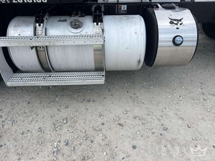 2015-peterbilt-579-image-16