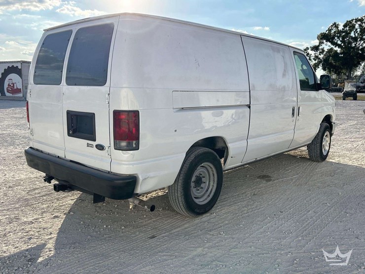 2012-ford-cargo-image-3