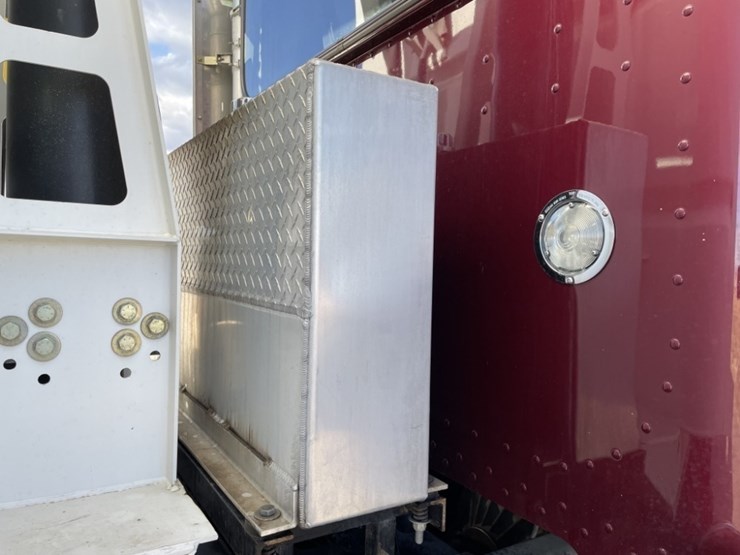 2020-peterbilt-389-image-22