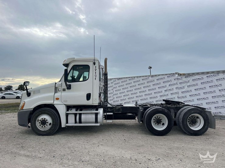 2015-freightliner-cascadia-125-image-35