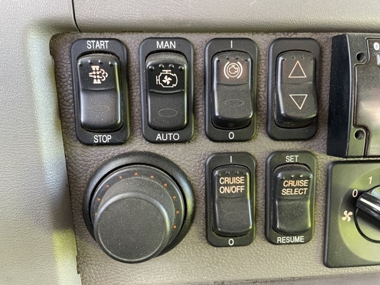 2020-peterbilt-389-image-46