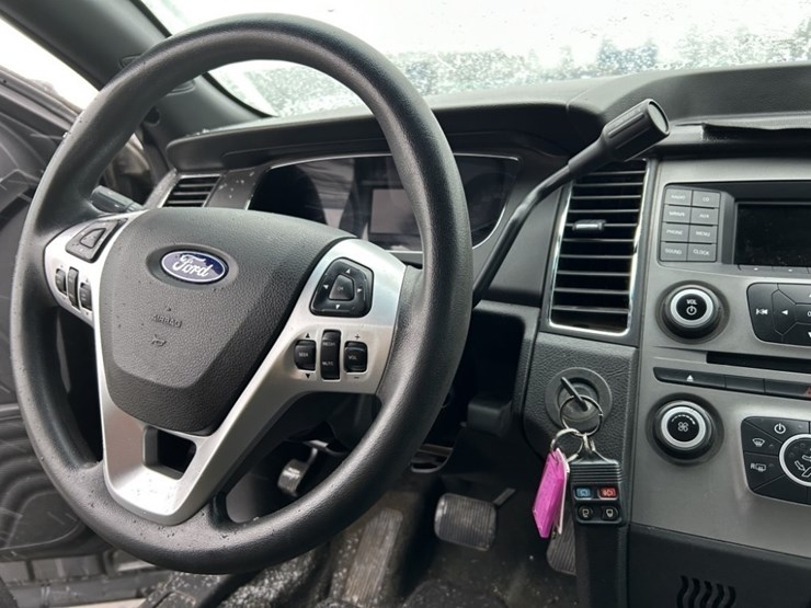 2014-ford-taurus-sedan-image-17