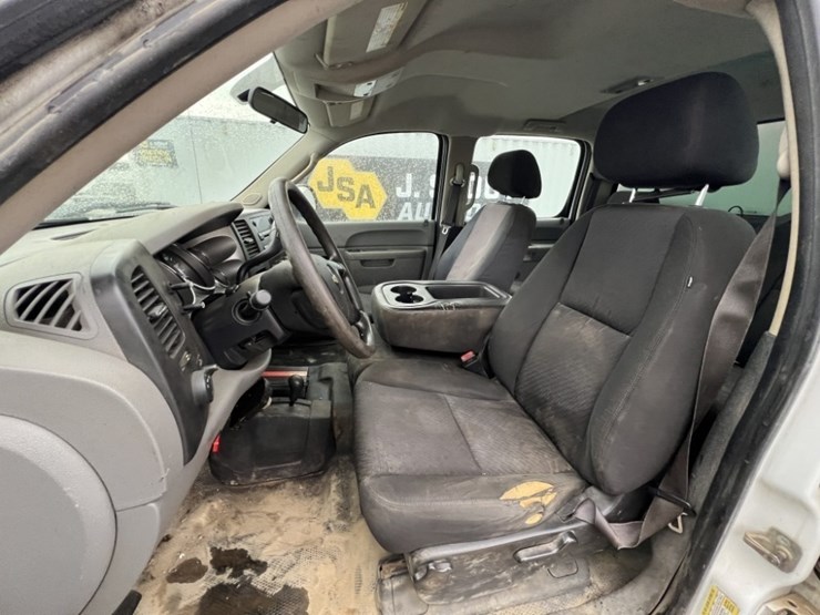 2011-chevrolet-silverado-2500-image-23