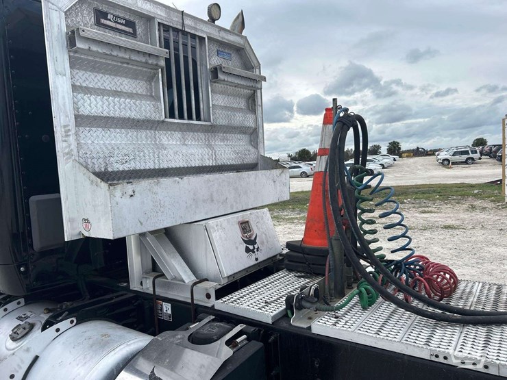 2015-peterbilt-579-image-17