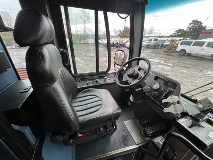 2008-new-flyer-40'-transit-bus-image-28