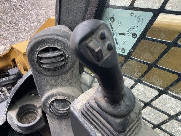 2020-caterpillar-262d3-image-30