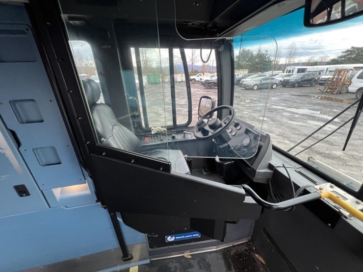 2008-new-flyer-40'-transit-bus-image-18