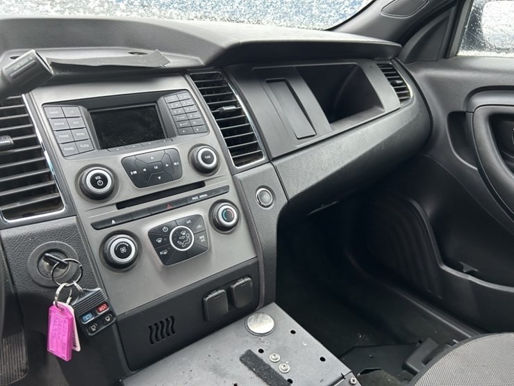 2014-ford-taurus-sedan-image-14