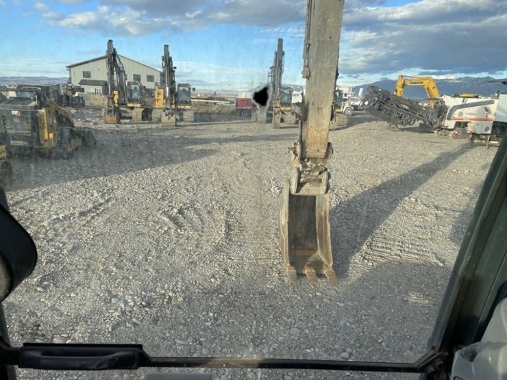 deere-245g-lc-image-43