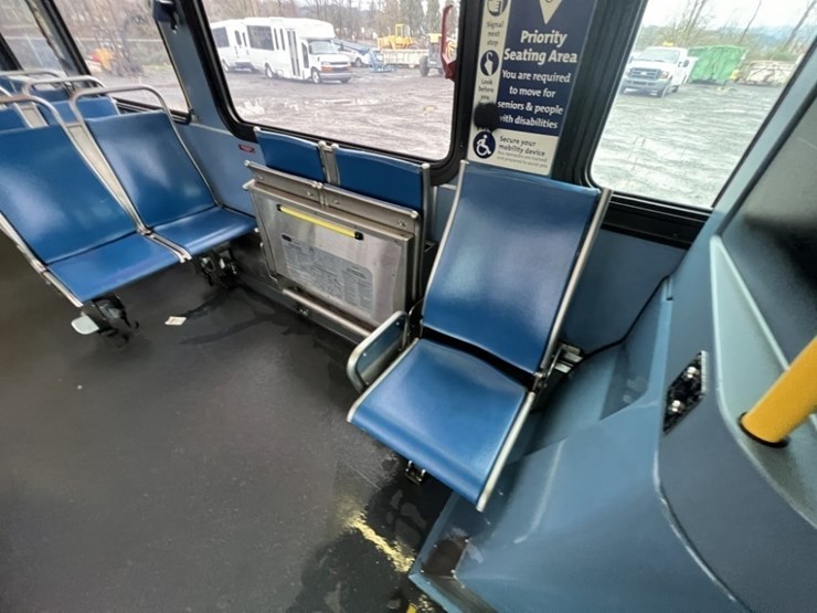 2008-new-flyer-40'-transit-bus-image-21