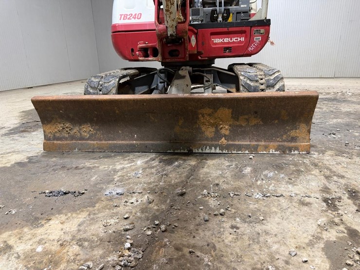 2017-takeuchi-tb240-image-12