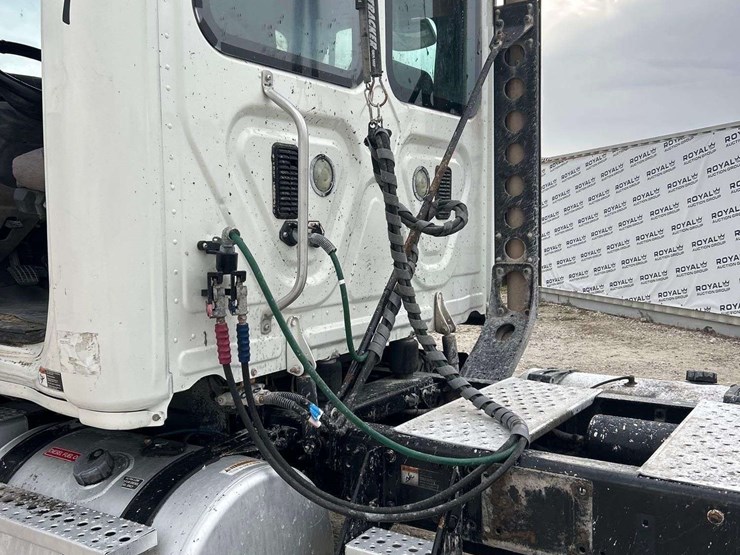 2015-freightliner-cascadia-125-image-26