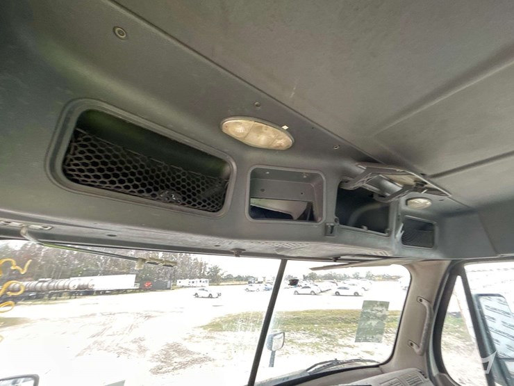 2015-freightliner-cascadia-125-image-22