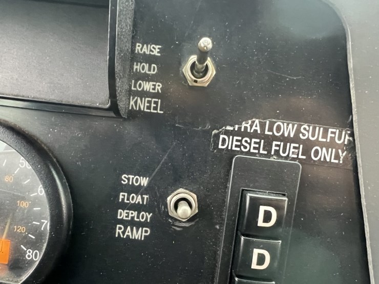 2008-new-flyer-40'-transit-bus-image-36