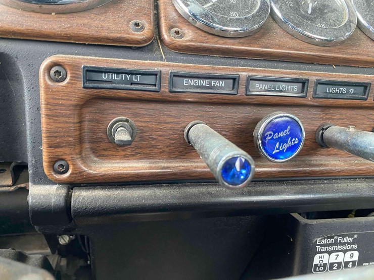 2007-freightliner-day-cab-semi-tractor-image-55